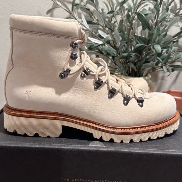Frye Men’s Size 9.5M Ivory Woodson Hiker Leather Vibram Sole Boots Outdoor NWB